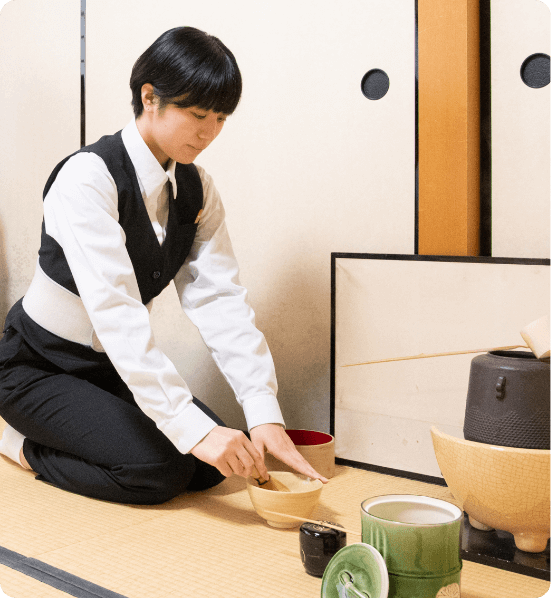 茶道を勉強している学生